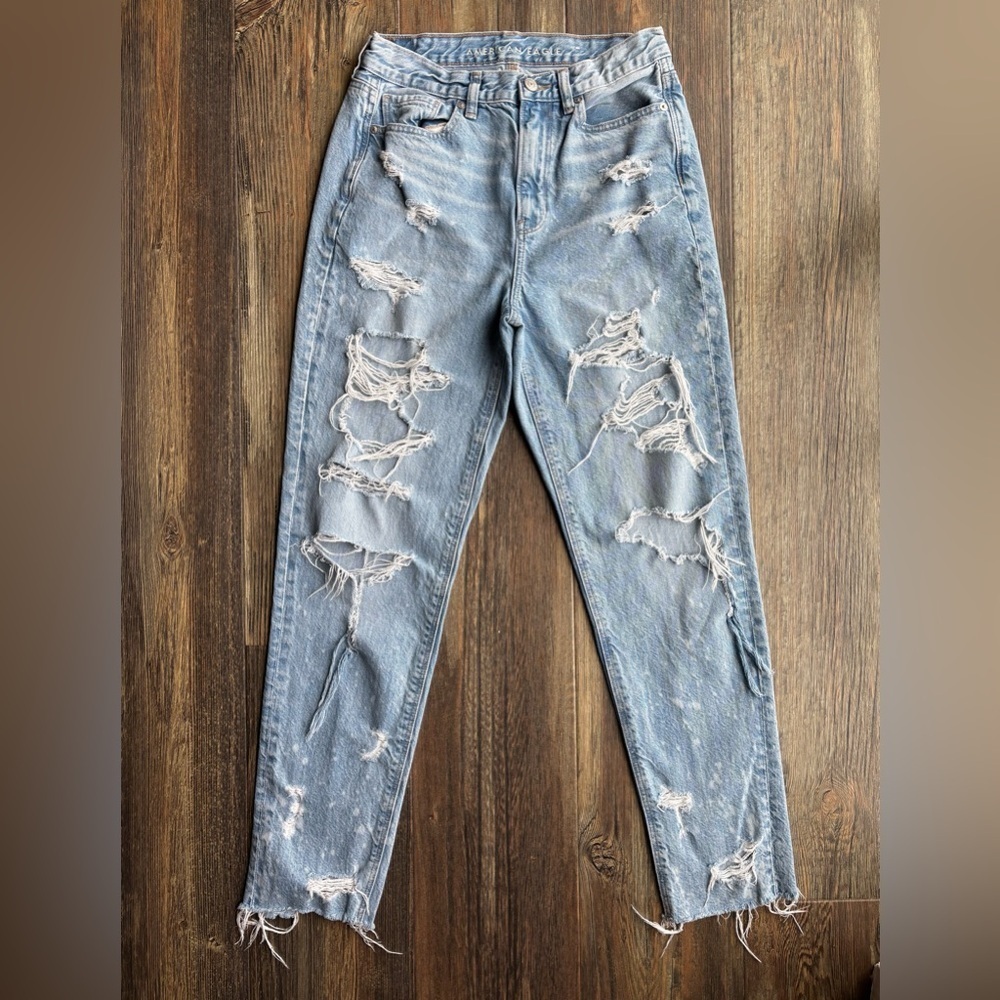 American Eagle Heavily Distressed Mom Jean Womens 4 Long Light Wash Blue Denim